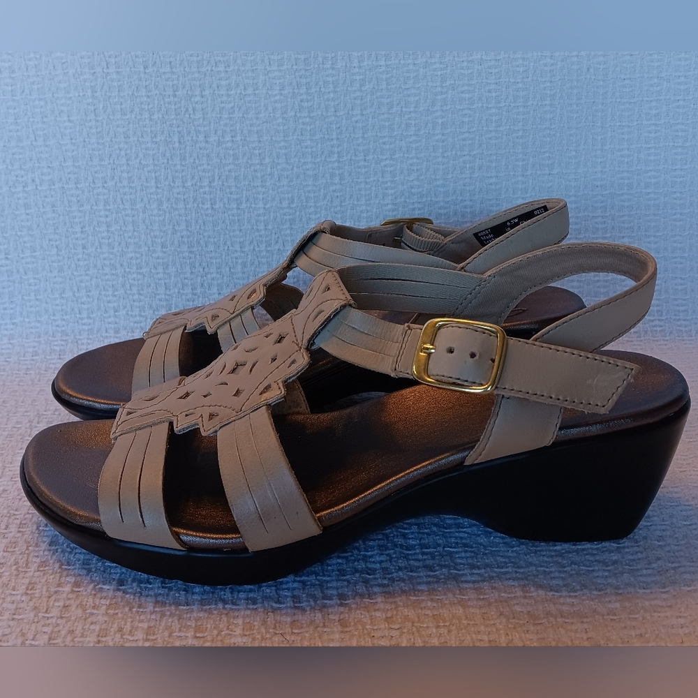 Clarks Bendables Leather Sandal - Approx 2.5" Heel - Beige - Size 6.5